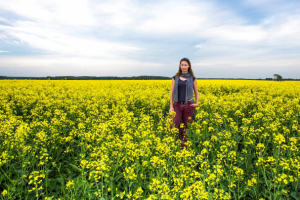 В ПОЛЯХ ПОД СНЕГОМ И ДОЖДЁМ.....