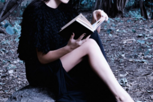 Ведьма читает заклинание