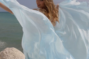 Голубое платье, скалы, брюнетка