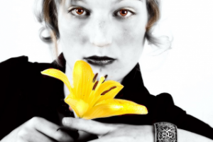 Арт-обработка фото из цветного в черно-белое с элементами цвета