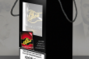 Упаковка бонусного набора с акцентом на продукт.