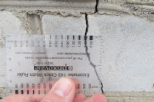 Определение ширины раскрытия трещины при помощи шаблона