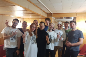 Участники группы Happy Juzz с группой Rasmus в одежде Zorko