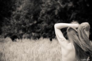 Девушка в поле, "Свобода"