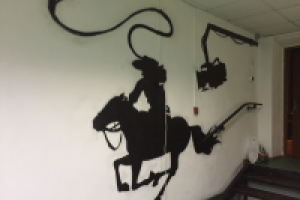 Роспись стены студии