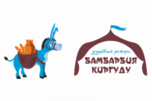 Ослик везет продукты в ресторан