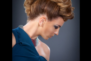 женский фотопортрет для рекламы причесок салона красоты