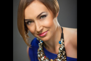 женский фотопортрет для рекламы причесок салона красоты