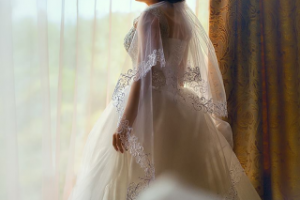 свадебный портрет невесты в номере отеля