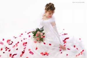 свадебный портрет невесты с букетом в фотостудии