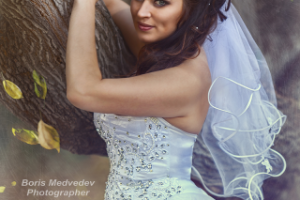 протрет невесты на прогулке в лесу