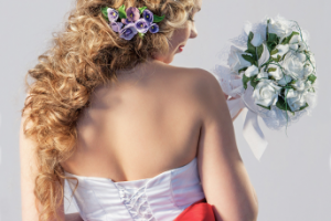 свадебный портрет невесты с букетом в фотостудии