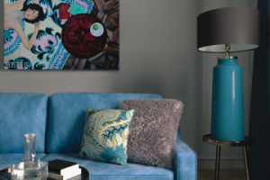 Гостиная с голубым диваном