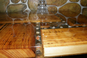 Стол с эпоксидной смолой.