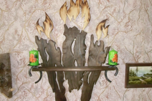 Вариант настенной полочки в виде зажженных факелов