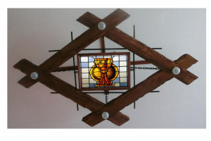 Люстра и витражом