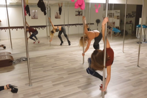 Реклама школы танцев Schoko Pole Dance