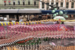 "Розовый фламинго в городской суете"