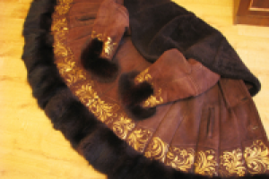 роспись "а-ля хохолома") и отделка мехом лисы....