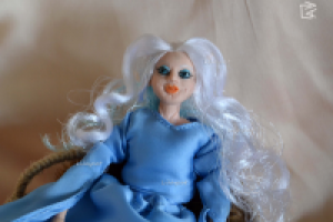 Кукла эльфийка на диване из полимерной глины