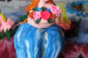 Девушка в шляпке из пластики