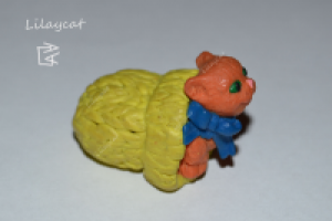 Кот в шапке из пластики