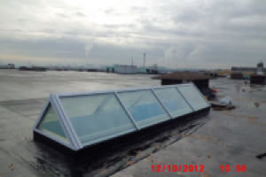 Зенитный фонарь на офисном здании