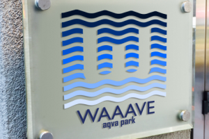 Логотип аквапарка "WAAAVE"