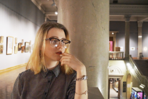 Девушка в музее