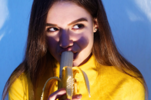 Девушка и банан