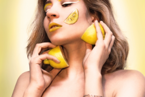 Девушка с лимоном