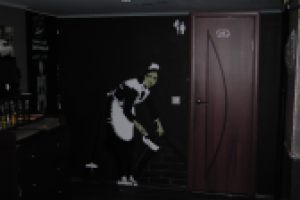 Фрагмент оформления, Пив&Бург Паб, репродукция Бенкси