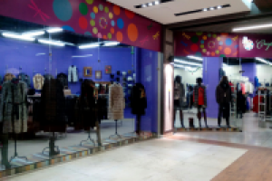 Оформление витрины пластиковой вывеской