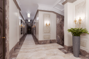 Холл подъезда. Классика