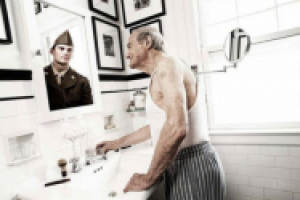 Машина времени в необычной фото рекламе Тома Хасси