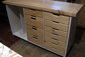 Кухонный остров с ящичками и столешней из массива