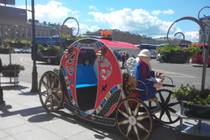 Арт-объект "Сказочная карета" на Исаакиевской площади