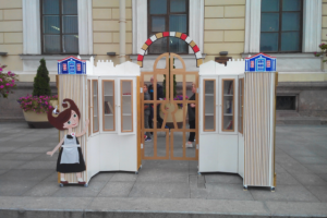 Арт-инсталляция "Шкаф знаний" на Исаакиевской площади