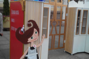 Арт-инсталляция "Шкаф знаний" на Исаакиевской площади