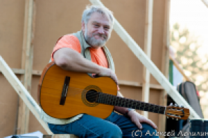 Александр Иванов за сценой на бардовском фестивале