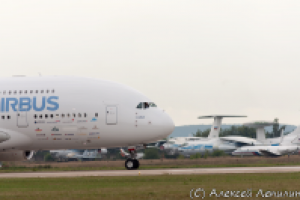 Airbus А-380 на взлетной полосе, пилот машет рукой