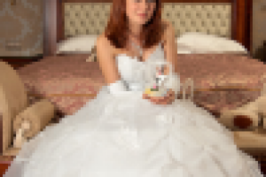 невеста с фигурками жениха и невесты