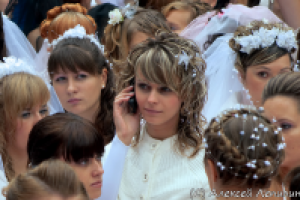 с телефоном среди невест