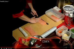 Описывает процесс приготовление роллов "Филадельфия"