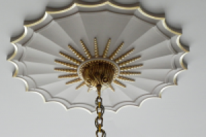 Позолота розетки поталью.