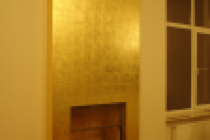 Золочение поталью камина в современном стиле.