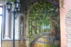 Роспись - обманка на стенах и дверях.