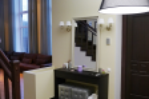 Интерьер прихожей в коттедже