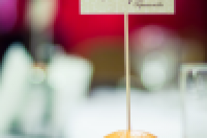 Посадочная карта на апельсиновой свадьбе