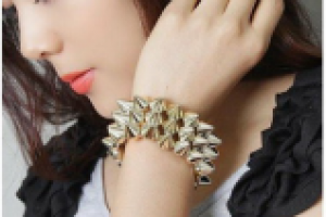 Модный тренд - с шипом браслет